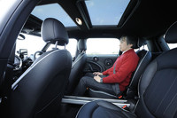 完全独立式のリアシートをもつ「MINIクロスオーバー」。左右の座席を隔てるレールには、ドリンクホルダーなどのアタッチメントを据え付けることができる。