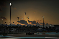 マクラーレン・ホンダにとっての厳しい2015年シーズンが終わった。アブダビGPではジェンソン・バトンが12位完走、フェルナンド・アロンソはスタートでパストール・マルドナドと接触、緊急ピットインに加えてペナルティーも受けて17位でレースを終えた。2人の元チャンピオンが獲得したポイントは計27点でチームはランキング9位。この苦しい一年で得たものを来シーズンに生かし、浮上することを期待したい。（Photo=McLaren）