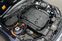 306ps（225kW）の3.5リッターV6自然吸気エンジンに、27ps（20kW）のモーターを組み合わせる。走行用のリチウムイオンバッテリーはエンジンルーム内（スカットルの右側）に搭載される。