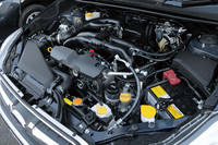 エンジンは、2リッター（写真）と1.6リッターの水平対向4気筒。外観上の違いといえば、インテークマニフォールドの太さ程度だ。