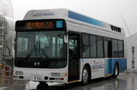 この夏運行予定のバス「FCHV-BUS2」。SUV「クルーガーV」ベースの燃料電池車「FCHV」と同じ技術を投入した。燃料電池の効率が悪い時は2次バッテリーがアシストするハイブリッド型。高圧水素タンクは天井にマウントされる。1回の充填で走れる距離は250km。路線バスとして使っても問題ない航続距離という