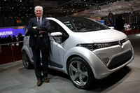 2010年ジュネーブショーで。ジョルジェット・ジウジアーロと新作コンセプトカー「エマス」。