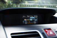 マルチファンクションディスプレイには、燃費やVDCの作動状況などに加え、ハイブリッドシステムのパワーフローも表示される。