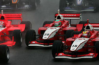 こちらはスタート直後の1コーナー手前、5番グリッドのブノワ・トレルイエ（右）が2番グリッドの松田次生（中央）をパスして3番手に上がる。