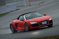 【スペック】R8スパイダー 5.2FSIクワトロ：全長×全幅×全高＝4445×1905×1245mm／ホイールベース＝2650mm／車重＝1810kg／駆動方式＝4WD／5.2リッターV10DOHC40バルブ（525ps/8000rpm、54.0kgm/6500rpm）／価格＝2339万円（テスト車＝2553万円／カラードステッチング＝49万円／カーボンデコラティブパネル＝34万円／セラミックブレーキ＝131万円）