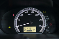標準車に装備される単眼式のメーター。速度計の右側には、省燃費運転の度合いを光る葉の枚数で表すインジケーターを装備している。
    