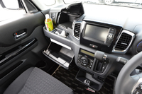 ティッシュボックスが収納可能なインパネトレーなど、収納スペースも豊富に用意されている。