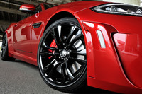 タイヤサイズは前255/35ZR20、後295/30ZR20。ピレリPゼロを装着。
