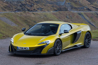 3ピース構造のリトラクタブルハードトップを閉めたところ。車重はクーペモデルより40kg重く、この増加分はすべてルーフシステムの装備によるものという。