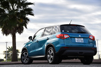 ハンガリーで生産される4代目「スズキ・エスクード」は、日本では2015年10月に発売された。既存の3代目モデルも、「エスクード2.4」という車名で継続販売されている。