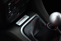 シフトレバーの前方にはシリアルナンバープレートが備わる。