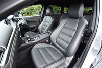 「Lパッケージ」を冠する上級グレードのシート（写真）。表皮には上質なナッパレザーがおごられる。