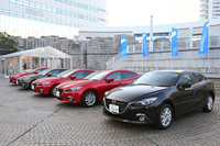 試乗会場に並んだ、各グレードの「マツダ・アクセラハイブリッド」。