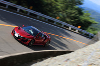 「NSX」にはコーナリング性能を高めるため、2基のモーターによってフロントの左右輪を個別に駆動するトルクベクタリング機構が備わっている。