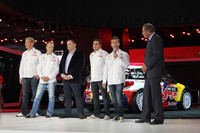 セバスチャン・ローブ選手（右から二人目）ほか、ラリードライバーたちが登場。