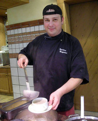 常に湯気に晒されているためか、肌の色つやがよいウェイターのお兄さん。