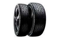 横浜ゴムと共同開発した、「S660」専用の「アドバンネオバAD08R」。
    