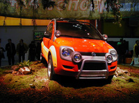 2002年のボローニャショーで世界初公開されたコンセプトカー「シンバ」は、2代目「パンダ」の基本スタイルを初めて明らかにしたものだった。