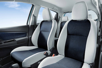 専用のファブリックシート（ブルーブラック＆ライトグレー）を採用。