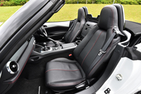 「Sレザーパッケージ」の本革シートには、シートヒーターが装備されている。
    