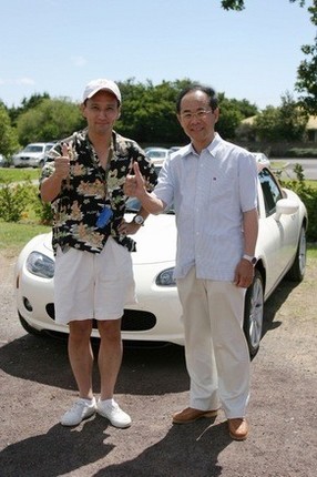 3代目ロードスターのチーフエンジニア、貴島孝雄さんとツーショット。