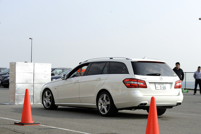 「PRE-SAFEブレーキ」が作動して、障害物との衝突を回避したところ。新安全装備の体験会は、大磯プリンスホテルの駐車場に作られた特設コースで行われた。