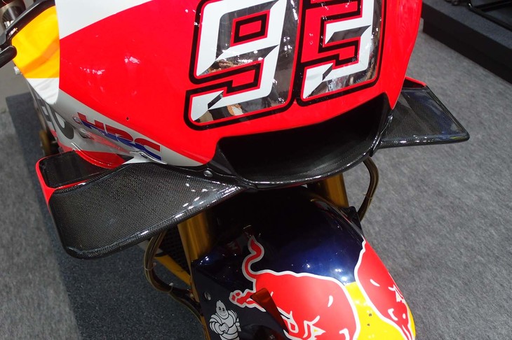 「ホンダRC213V」のフロントカウル先端。ヒレのように張り出したエアロパーツが目を引く。