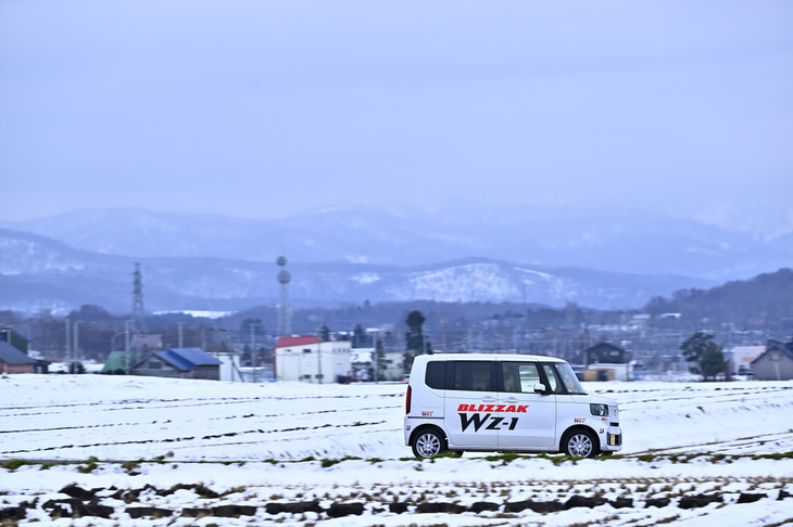 北海道・旭川の郊外を行く「ホンダN-BOX」。装着された「ブリザックWZ-1」のサイズは155/65R14で、価格は2万0460円（1本）。