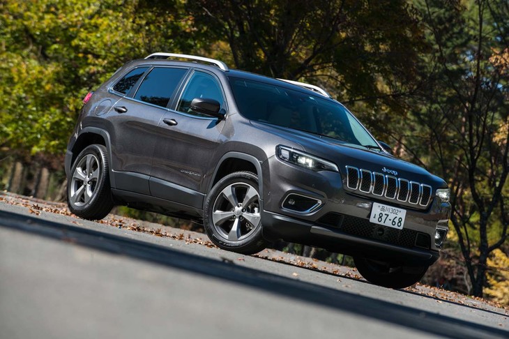 従来型のフロントマスクを特徴付けていた細長いポジションランプは、ヘッドランプユニットと一体化され、「グランドチェロキー」似の顔つきとされた。