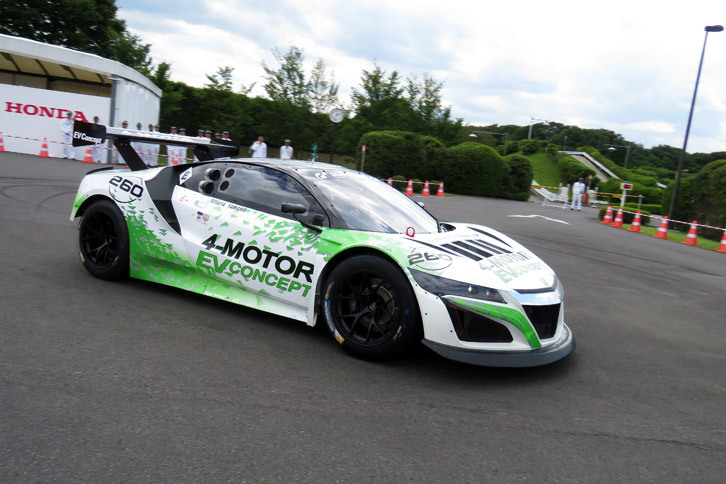デモ走行を披露した「NSX」ベースのEV「NSX-Inspired EV Concept」。2016年のパイクスピークヒルクライムに投入された車両で、本番同様、デモ走行でも山野哲也選手がドライバーを務めた。