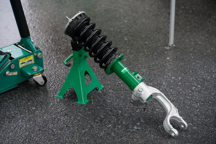 ラリーやレースに参加している人、またはスポーツカーのドライバーなら、この緑のダンパーにピンときたはずだ。テインは中国工場だけで年間30万本（2022年）を生産している。