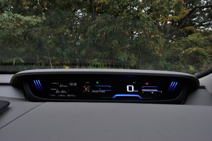 メーターはデジタル式で、マルチインフォメーションディスプレイの表示や、照明の色などを切り替えることができる。