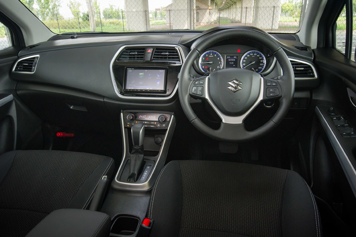 インテリアでは、エアコンルーバーガーニッシュにサテンメッキの装飾を、インストゥルメントパネルのセンターガーニッシュにはピアノブラック塗装を採用した。