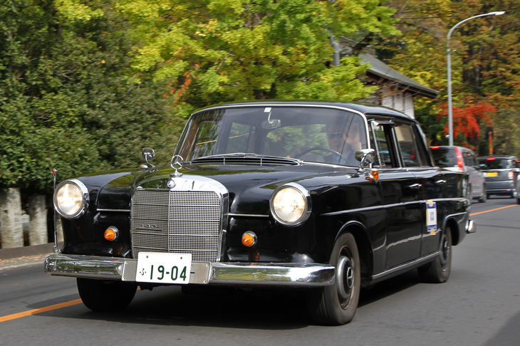 1964年「メルセデス・ベンツ190c」。「220S／SE」など通称“ハネベン”の「Sクラス」のノーズを短縮して1.9リッター直4エンジンを載せた、当時のメルセデスのベーシックモデルにして、今日の「Eクラス」の先祖。フロントのウインカーは後付けされたもので、本来はフェンダーミラー近辺に付いているものだけ。