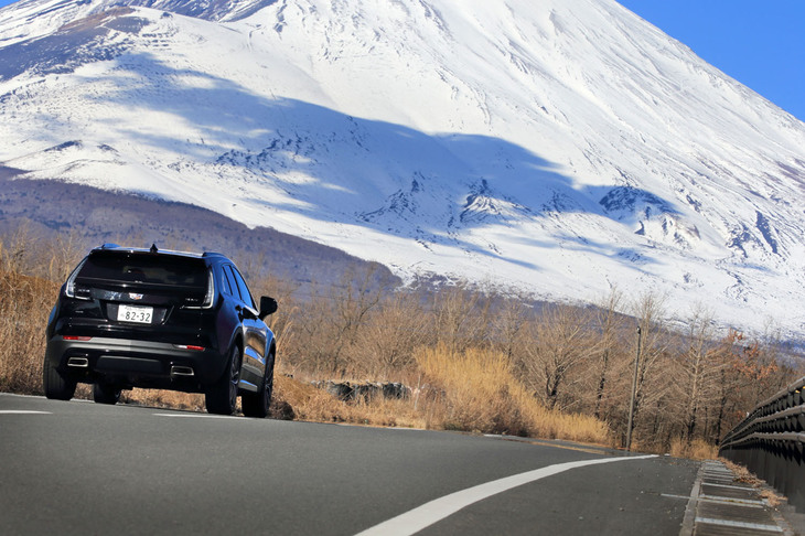 虚飾を嫌い、自然な上質さを追求した「キャデラックXT4」は、くつろぎを大事にする今日の時流に合ったプレミアムSUVといえるだろう。