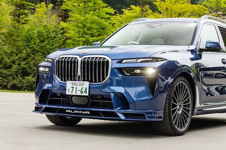 フロントマスクは上下2分割のヘッドランプを備えた最新タイプに。「ALPINA」ロゴが刻まれたバンパー下部など、細部のデザインが「X7」とは異なっている。