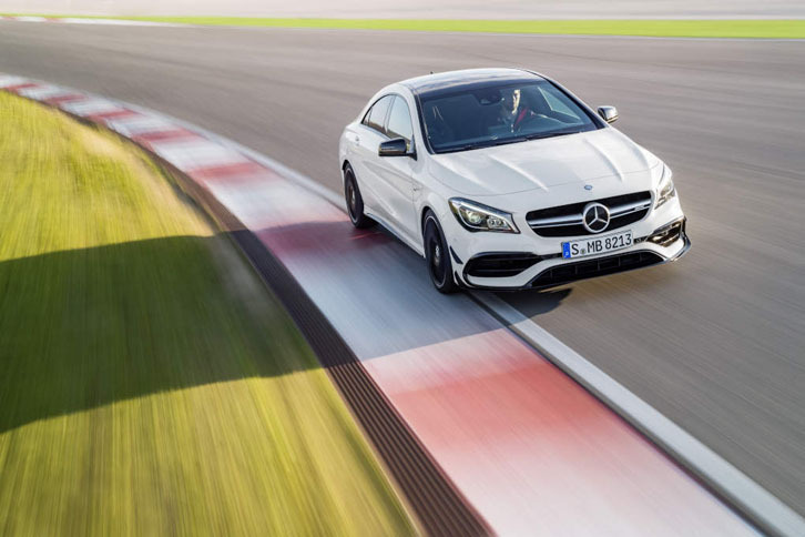 「メルセデスAMG CLA45 4MATIC」（AMGエアロダイナミックパッケージ装着車）。ボディーカラーは「ダイヤモンドホワイト」。