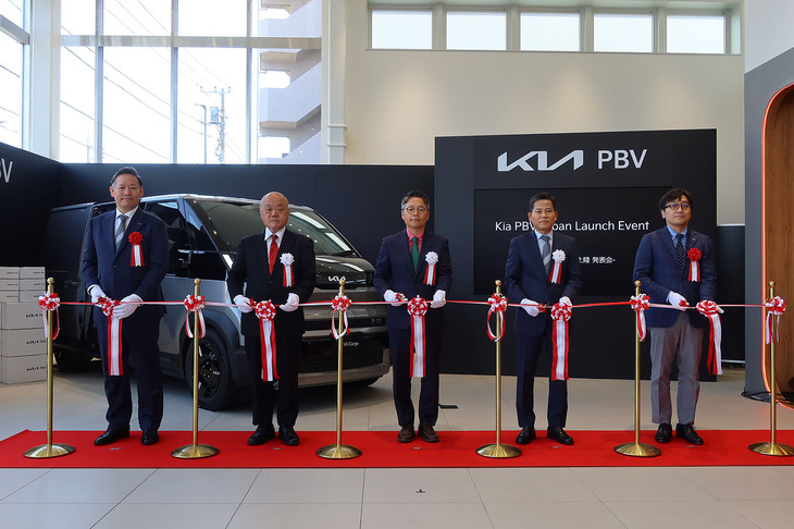 発表会では、Kia PBV 東京西のオープニングセレモニーも行われた。テープカットに臨むのは、（写真左から順に）田島靖也 Kia PBVジャパン代表取締役CEO、入野泰一 JAIA副理事長兼専務理事、ジョン・ギョンロク 駐日本国大韓民国大使館 公使参事官 商務官、キム・サンデ Kia PBVビジネス事業部 副社長、そして双日の畠山忠重 自動車本部 自動車第二部部長。