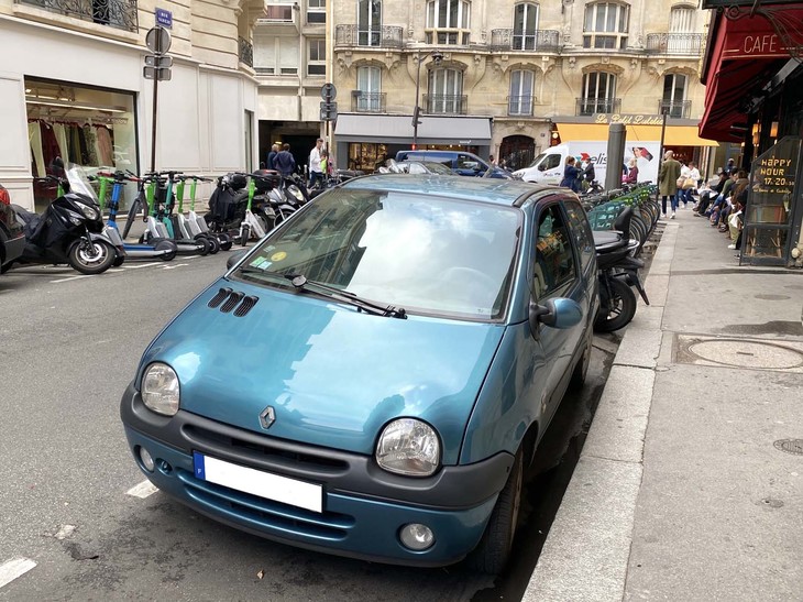 初代「ルノー・トゥインゴ」。フランスが大都市で導入している環境基準「CRIT’Air（クリテア）」における第3カテゴリーのステッカーが貼られている。担当大臣の最新コメントによると、2024年のパリ五輪後、第3カテゴリー以前の車両は、市内への平日昼間の乗り入れが禁止される。