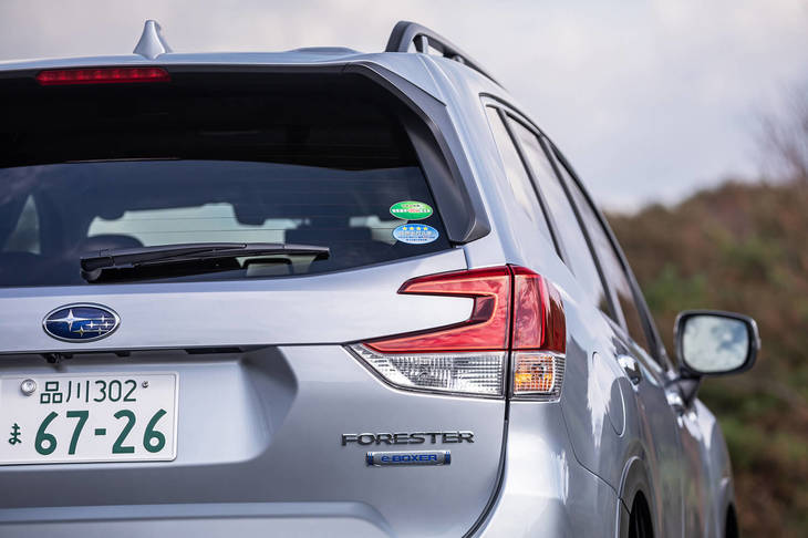 ヘッドライトと同様に、リアコンビネーションライトのデザインにも、「Cシェイプ」をモチーフとして採用。ロープホール付きのルーフレールはオプションとなっている。