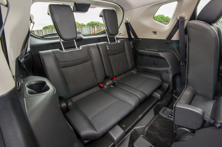 3列シート車は純ガソリンモデルのみに設定される。居住空間はそれなりながら、カップホルダーなどはしっかりと備わっている。