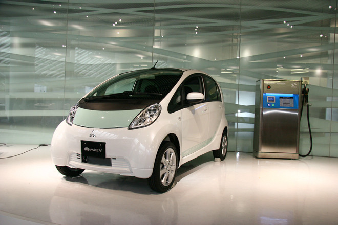 三菱が2009年に発売した軽BEV「i-MiEV」。当初は軽規格だったが、歩行者保護を目的としたバンパー形状の変更により、2018年からは登録車として販売された。