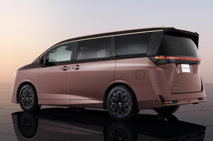 車体形状は背の高い箱型ミニバンに回帰しつつも、既存のモデルにはないアプローチで再起を図ろうとしている新型「エルグランド」。正式発表は2026年夏ごろの予定だ。