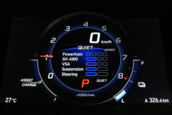 「クワイエット」モードでは落ち着いたブルーの配色、モーター関連の情報が目立つように表示される。