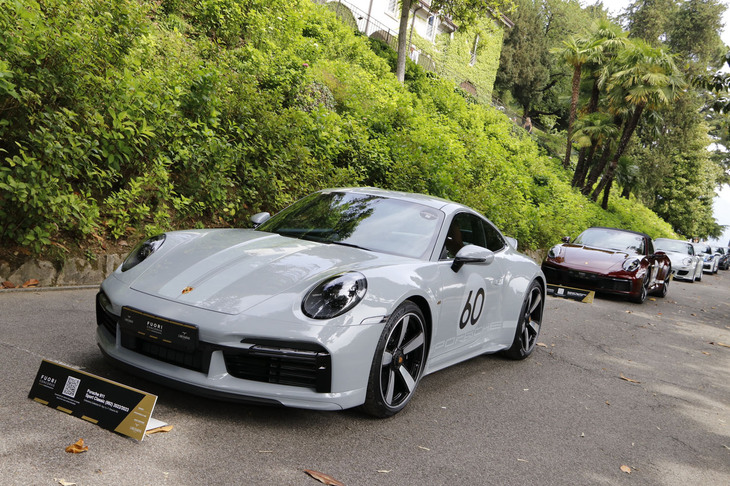 「ポルシェ911スポーツクラシック」（手前）（2022／2023年）。2022年にコモ・フォーリ・コンコルソで撮影。