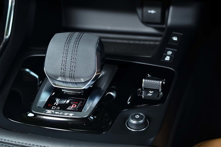 ガングリップ型だったシフトレバーは、塊感のあるデザインに変更。クリケットのボールを模したというステッチが施されている。