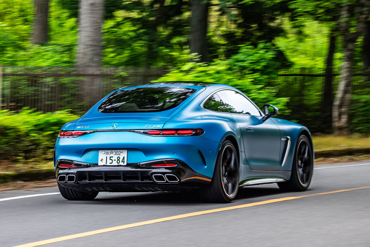 4WDシステム「AMG 4MATIC＋」は、走行状態に応じて前後トルク配分を50：50～0：100の間で可変。トラクション重視の4WDから純粋なFRへと走行特性をシームレスに切り替えられる。