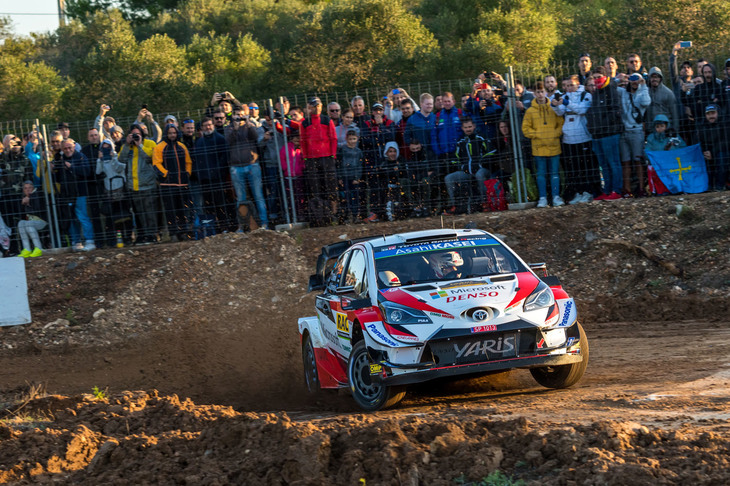 開幕前日に、市街地が冠水するほどの豪雨に見舞われたスペイン・サロウ。シェイクダウンのコースはご覧の通りヌタヌタで、本番のステージも荒れ気味だった。