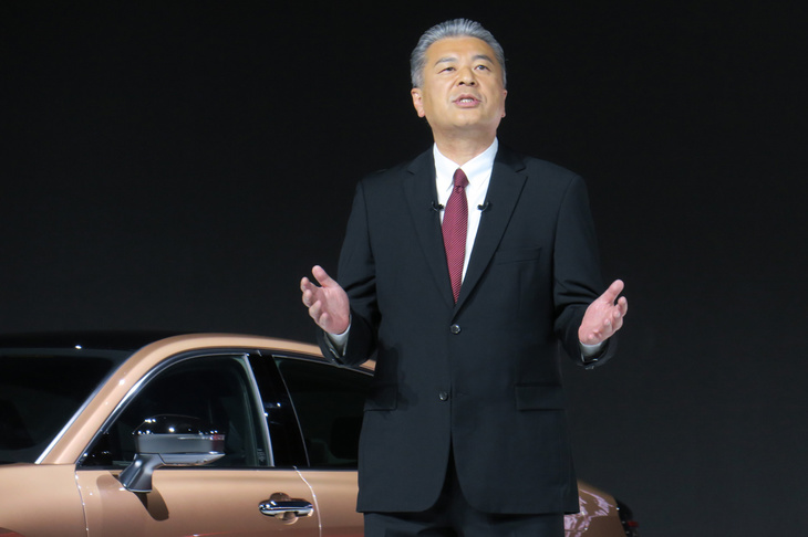 プレゼンテーションにて新型「クラウン」開発の経緯を語る、トヨタ自動車ミッドサイズビークルカンパニーの中嶋裕樹プレジデント。