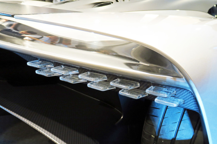 アストンマーティン・ヴァルハラ（リアコンビランプ）